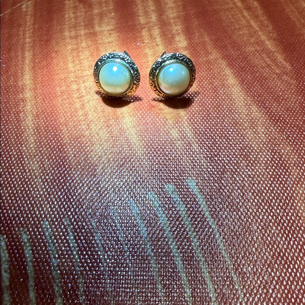 Vintage Elegant Gold and Pearl Stud Earrings